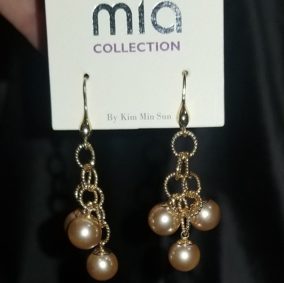 Gold Metal w/Muted Gold Tone Pearl Dangle Earrings - Picture 3 of 5